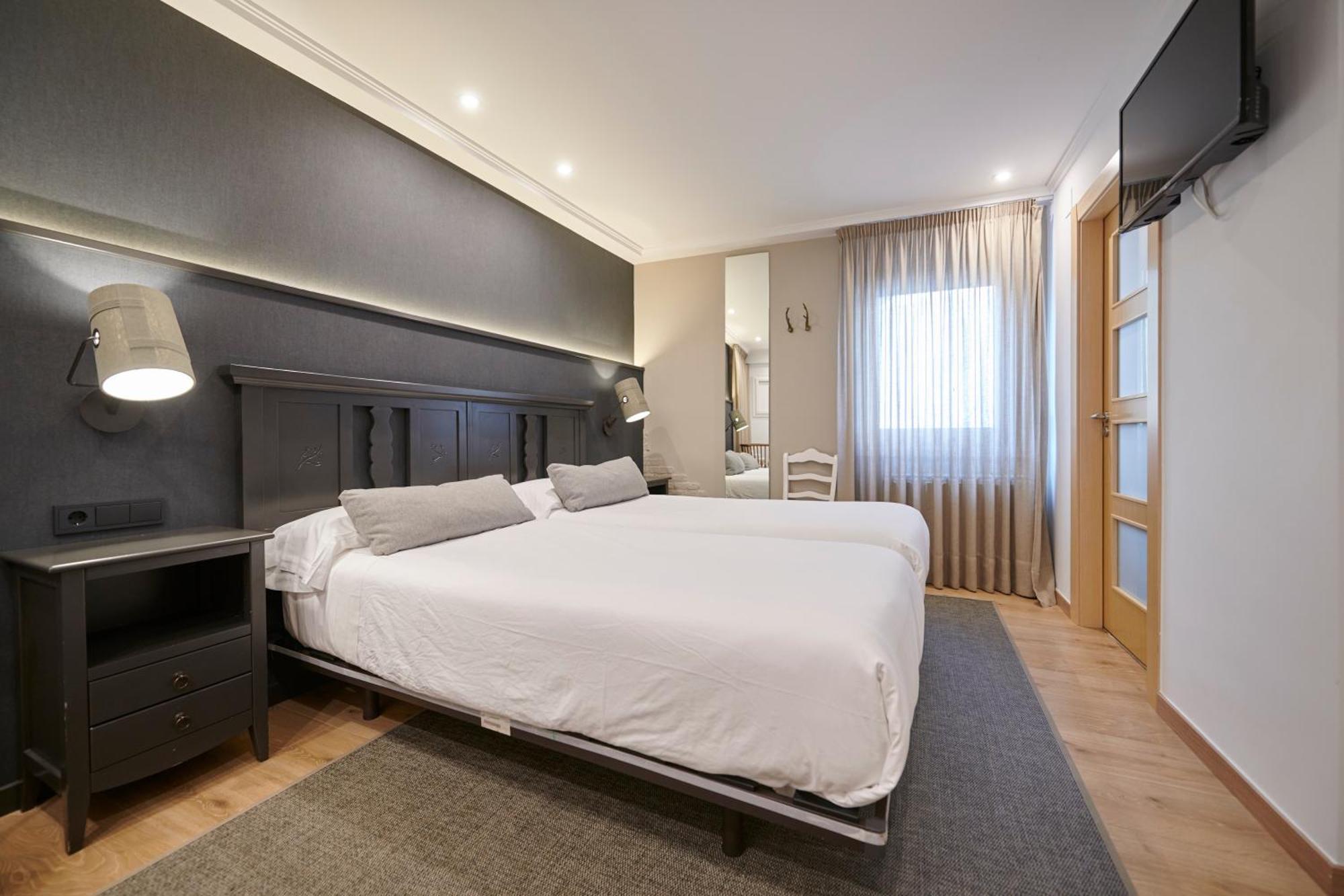 Hostal Lola Isaba Esterno foto